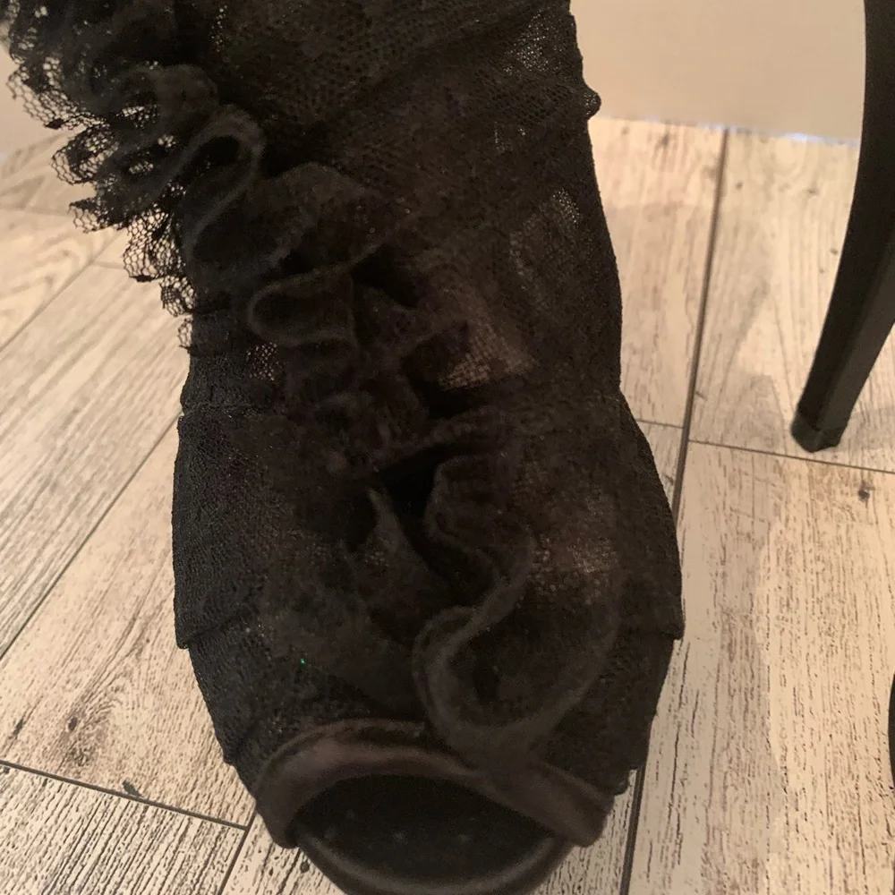 Chinese Laundry Black Lace and Ruffle Slingback Stilettos. - Picture 6 of 7